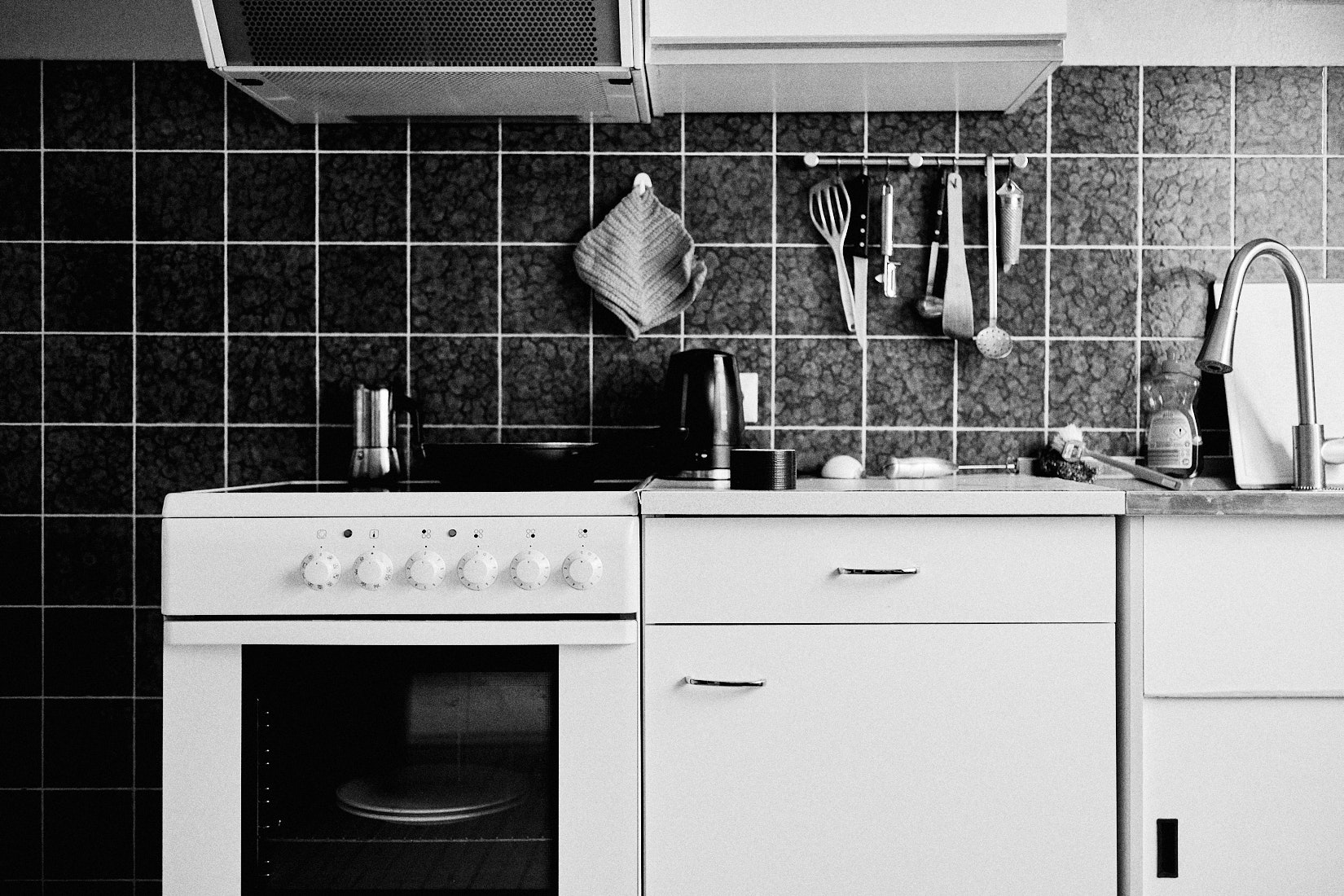 Die Küche sieht, bis auf den Herd immer noch aus, wie vor 50 Jahren